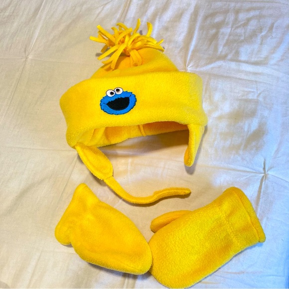 Sesame Street | Unisex, Yellow Cookie Monster Fleece Hat & Mittens o/s Toddlers - Picture 1 of 7